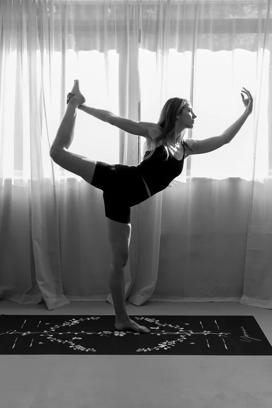 Thảm tập yoga chính hãng Yvonne, Hummingbird (TẶNG KÈM 3 PHẦN QUÀ) dày 4mm bề mặt nhám, siêu bám, chống trơn trượt, ưa mồ hôi,