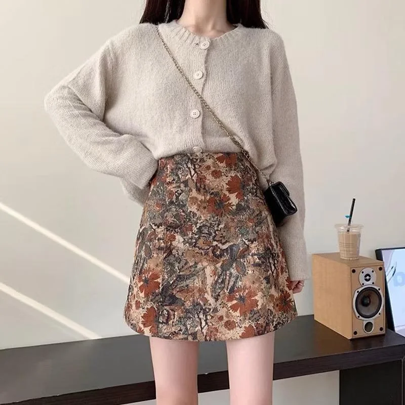 Chân váy nữ dáng chữ A hoạt tiết hoa lá sành điệu
