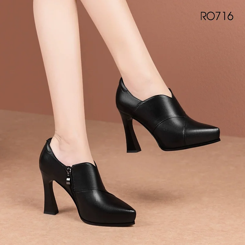 Boots thời trang nữ cổ V cao cấp ROSATA RO716- 10p - Đen - BKSTORE