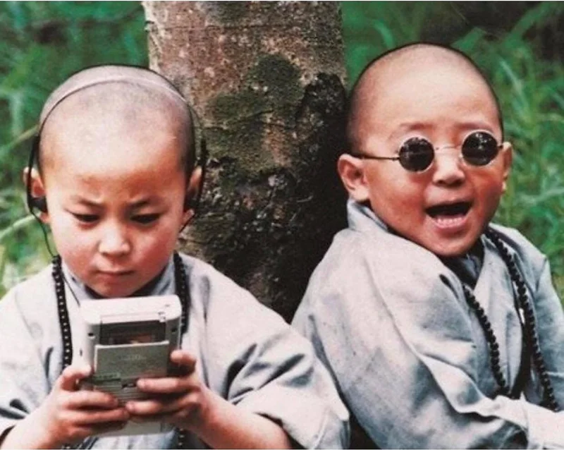 Kính râm trẻ em mắt tròn thầy bói cho bé